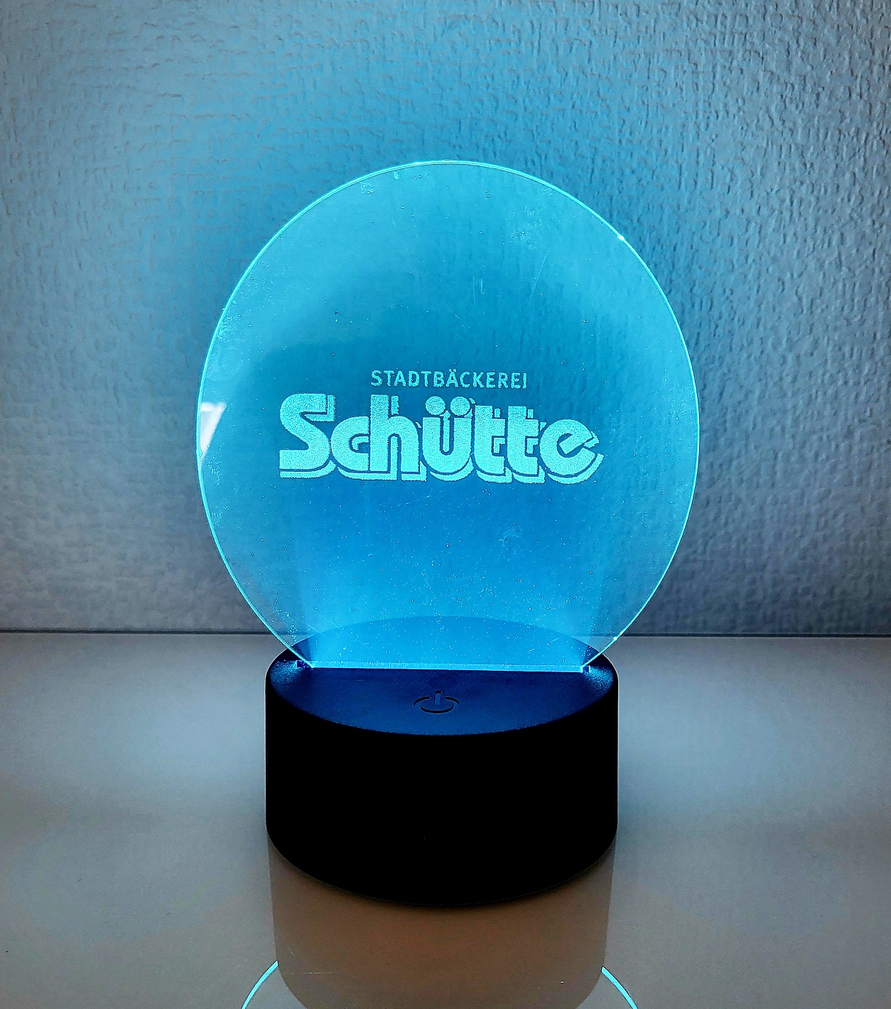 LED-Sockel mit ACRYL-Platten Logo eingraviert