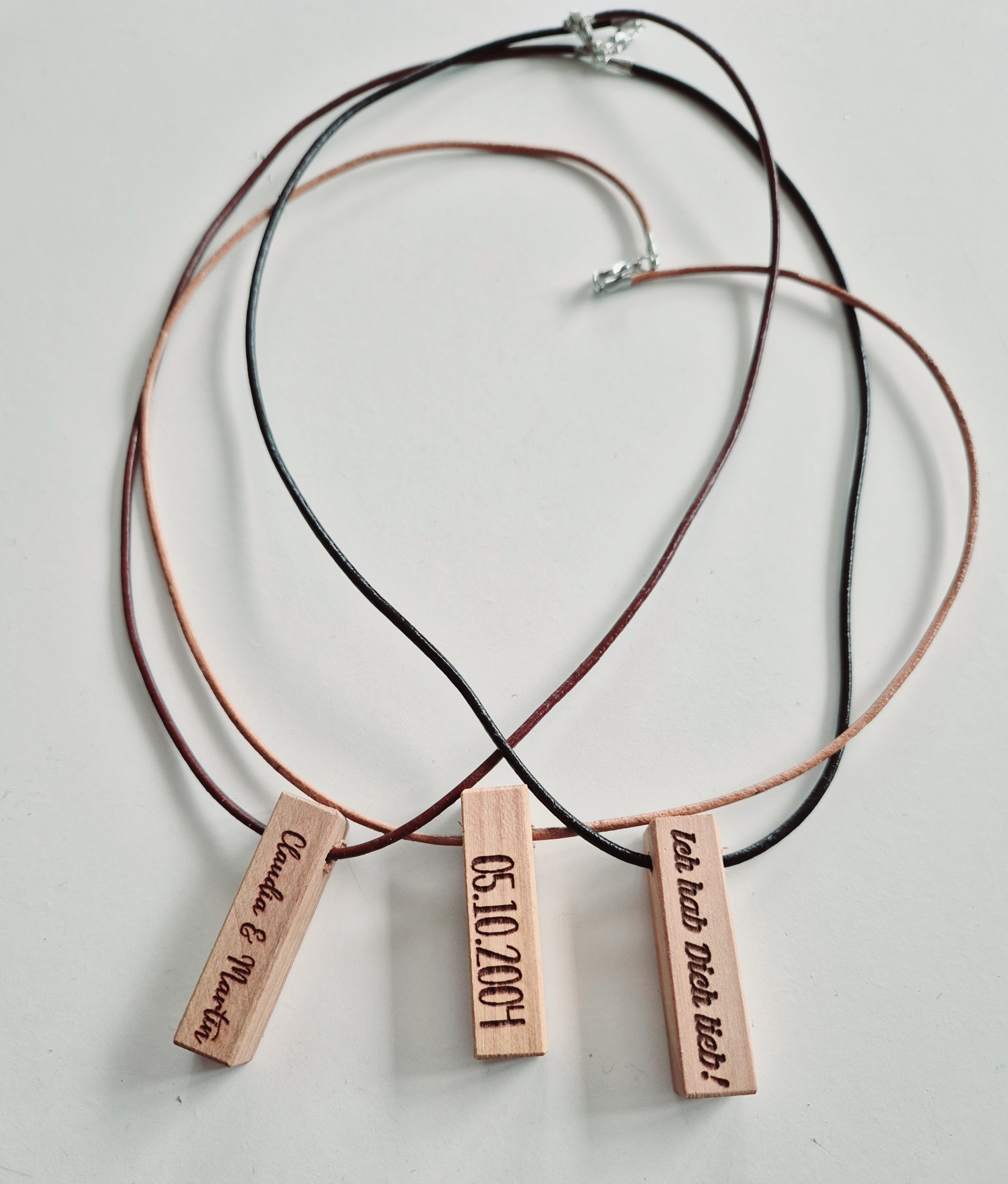Halskette aus Leder mit Holzanhänger graviert 